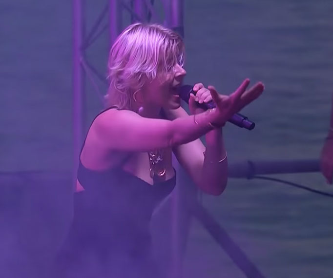 Prepare Those Goosebumps Because Here's Robyn Performing 'Missing U' For The First Time