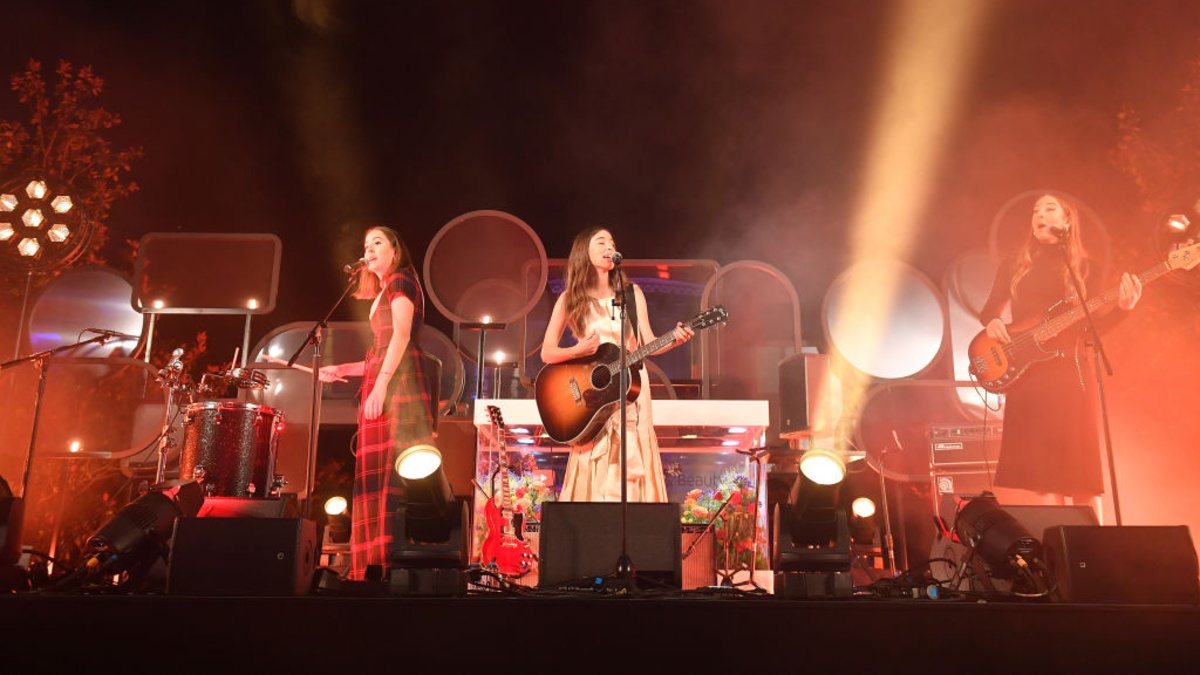 HAIM Are Running Weekly Zoom Dance Classes To Teach You Some Of Their Favourite Moves