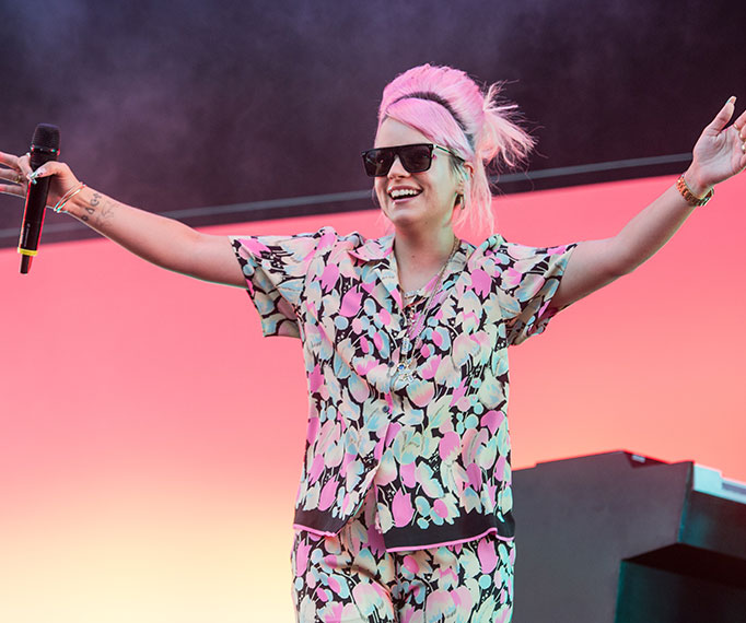 Watch Lily Allen Cover Cher's 'Believe' At A London Show