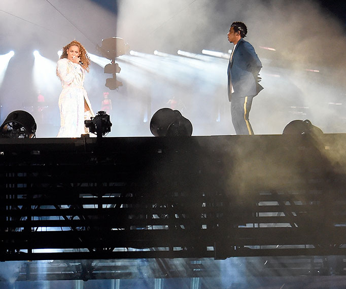The Queen AKA. Beyoncé Was Forced To Climb A Ladder From A Floating Stage After It Malfunctioned