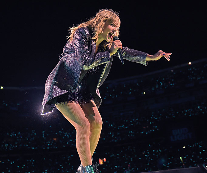 Taylor Swift Got Stuck Midair During Her Concert And Managed To Play It Cool