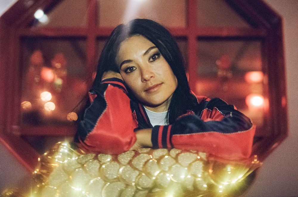 Premiere: Watch San Mei Fall In Love At A Chinese Restaurant In 'Heaven' Video