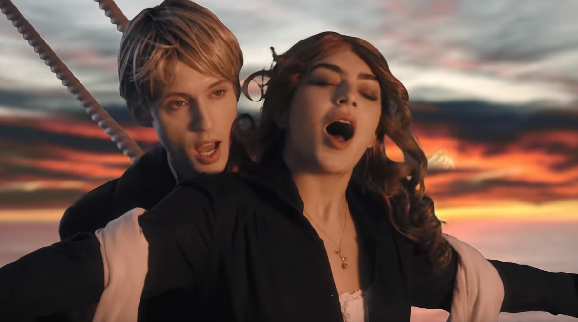 All The '90s References In Charli XCX & Troye Sivan's '1999' Video