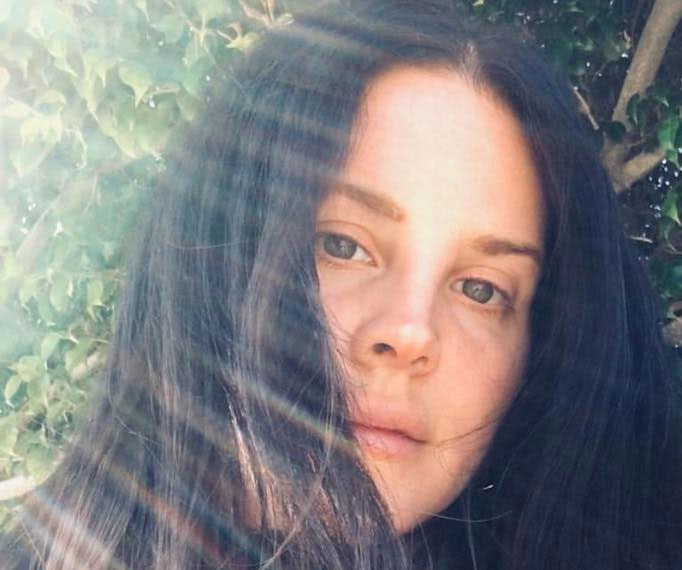 Lana Del Rey Is Selling Her Poetry Book For $1 & Her Reasoning Is A+