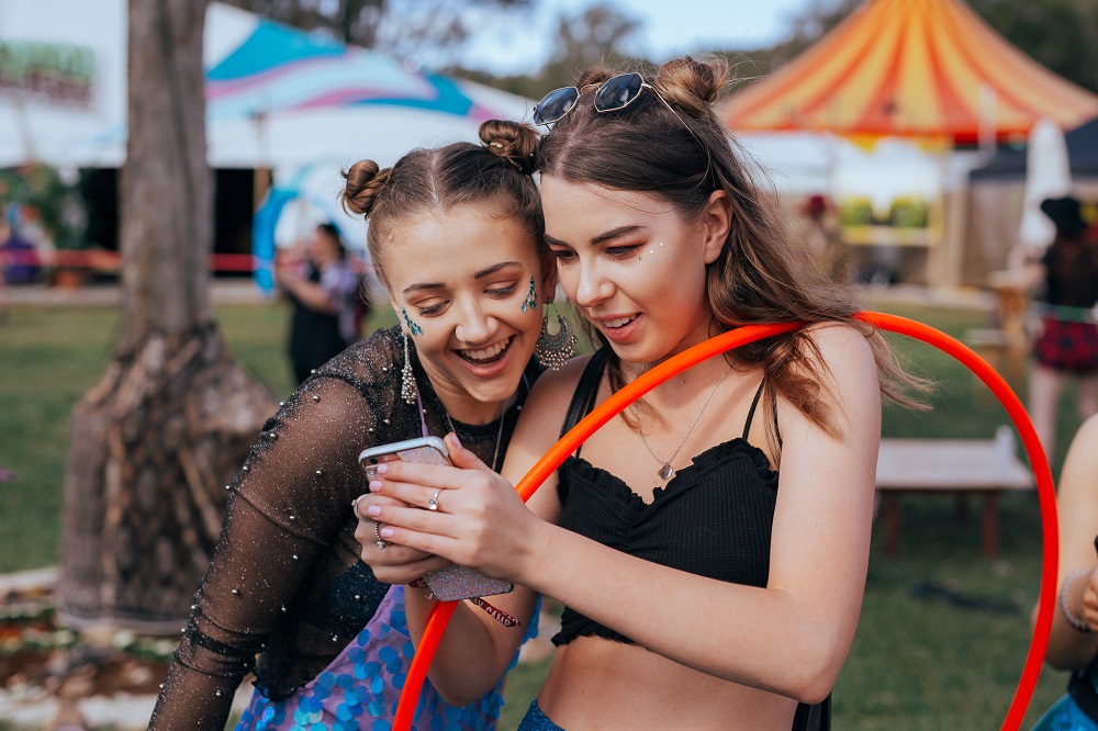 Hello, Tinder In The Grass: Tinder's Festival Mode Is Coming To Splendour
