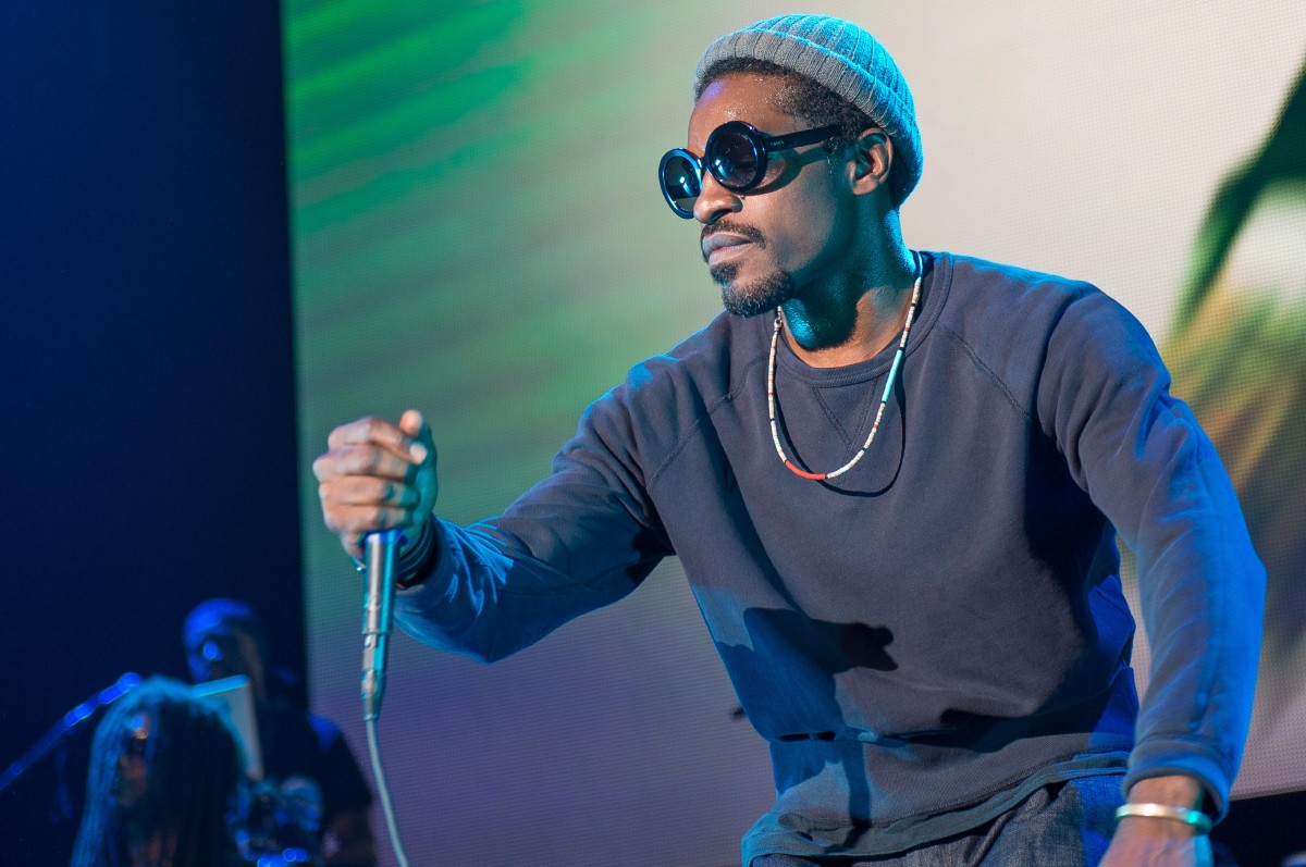André 3000 Loves Playing The Flute In Public For Some Reason And We're Here For It