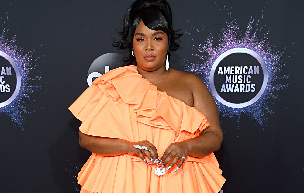 Lizzo Is Carrying The Smollest Handbag Ever At The AMAs