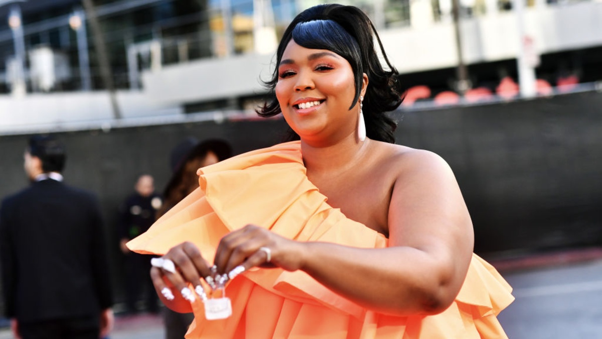 Lizzo Has Finally Revealed What Was In Her Tiny Purse