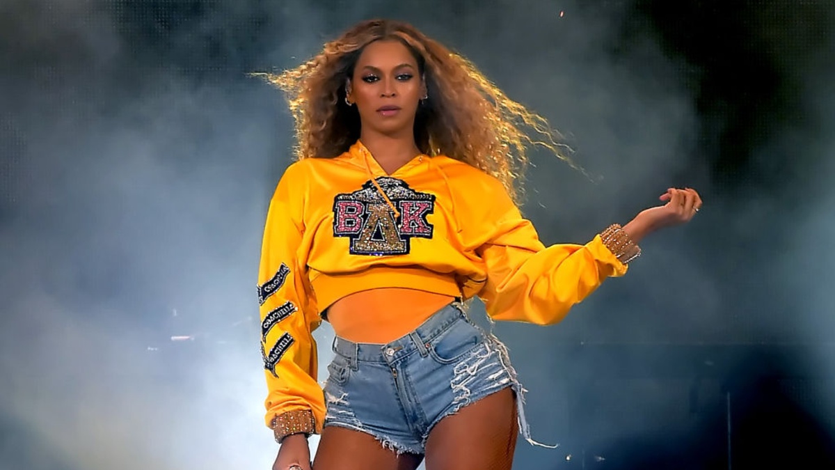 Keep Yourself Entertained By Learning Some Of Beyoncé’s Best Dance Breaks
