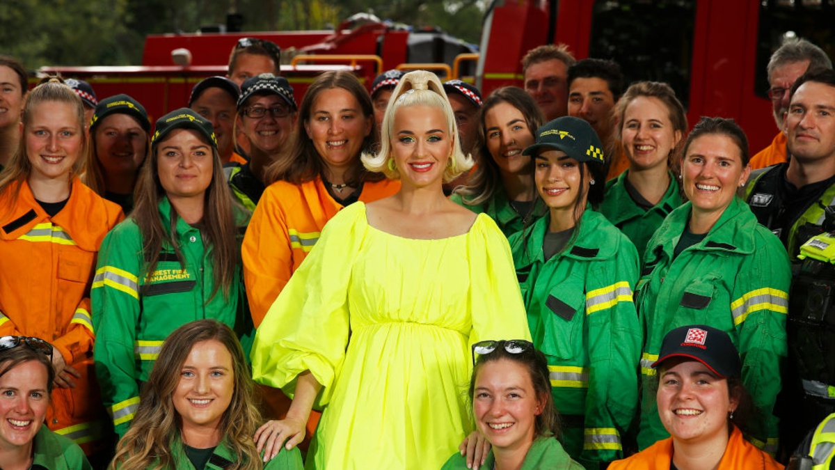 Some Legend Has Given Katy Perry A Roll Of Toilet Paper During Her Bushfire Relief Concert