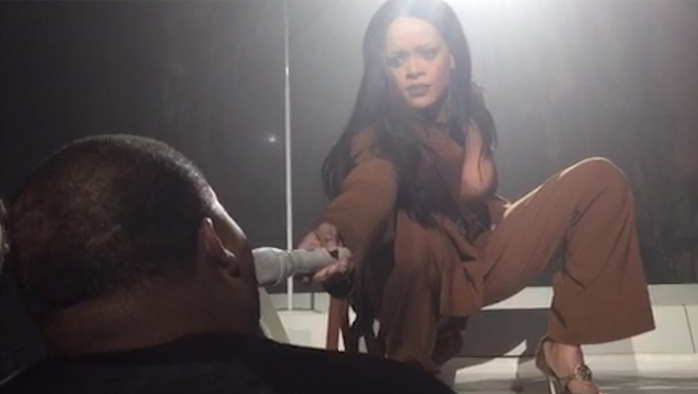 'What Would You Do If Rihanna Called You Up On-Stage?' Is The Question The Internet Is Asking Right Now