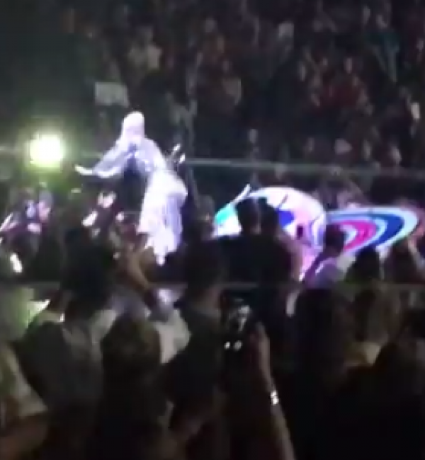 Watch Poor Ol' Katy Perry Get Stuck On A Suspended Planet And Crawl Into The Crowd